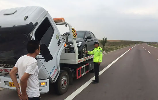 宝鸡高速公路道路救援电话，24小时道路救援拖车换轮胎送油价格(图1)