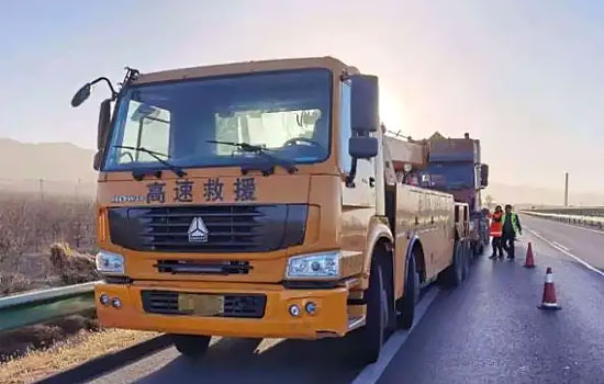 泾源县高速公路车辆救援电话，24小时道路救援拖车服务汽车搭电多少钱(图2)