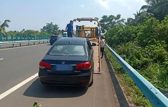 精河县高速公路车辆救援电话，24小时道路救援拖车换轮胎汽车送油收费标准(图2)