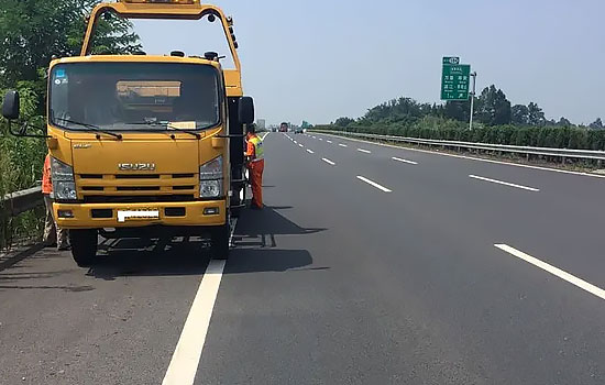 隆昌县高速道路救援电话号码，24小时平板拖车换胎救援应急送油救援服务收费标准(图1)
