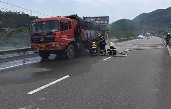 洛南县高速公路24小时救援服务电话，拖车换胎紧急送油服务收费标准(图1)