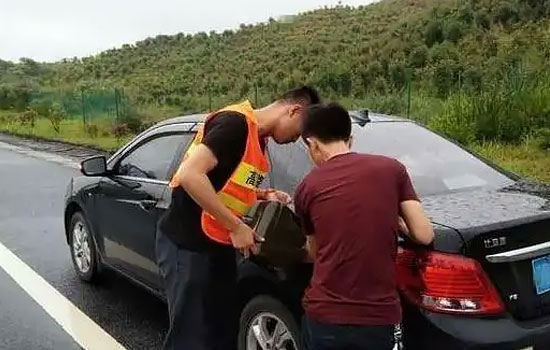 钦州钦北区道路救援送油服务电话-24小时汽车应急送油救援一般多少钱(图1)